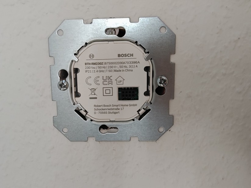 Das Bosch Raumthermostat II 230V nutzt zur Steuerung von Fußbodenheizungen die Zigbee-Funktechnik. Obwohl es damit grundsätzlich einen Hub benötigt, sind Anwender nicht auf das Bosch-Ökosystem festgelegt: Das Thermostat kann auch direkt in Home Assistant eingebunden werden.