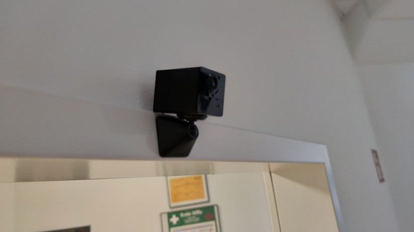 Ezviz BC2: Der magnetische Standfuß erlaubt eine flexible Positionierung der Kamera.