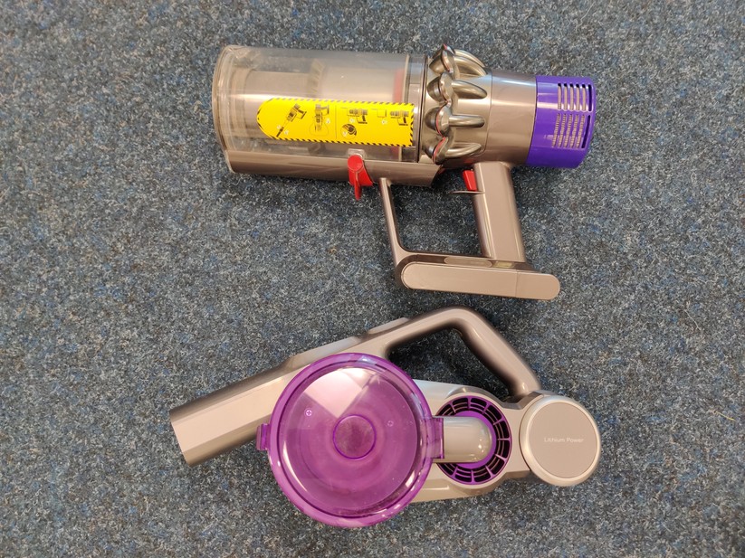 Die Position des Griffs am Jimmy JV85 Pro ist deutlich ergonomischer als die des Dysons.