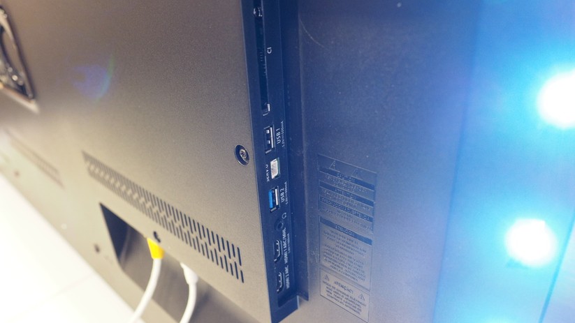 Seitlich am Gehäuse liegen gut erreichbar der CI+-Einschub und die USB- und zwei HDMI-Schnittstellen.