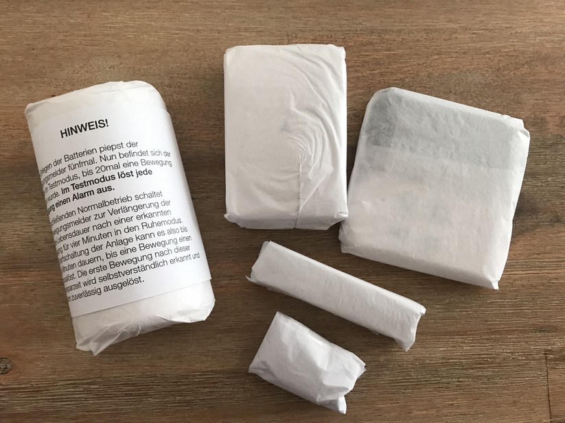 Die Komponenten sind sauber und vergleichsweise umweltfreundlich in Papier gepackt. Die gedruckte Anleitung und die sonstigen Hinweise wie hier auf dem Bewegungsmelder sind erstklassig.