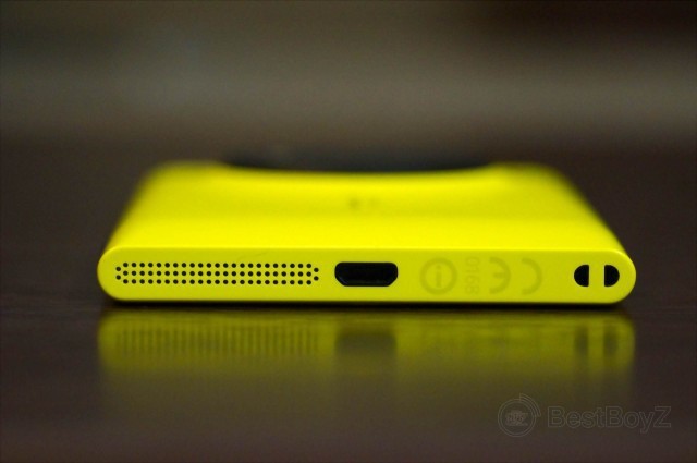 Mikrofon, Lautsprecher, microUSB-Anschluss und Lanyard-Anschluss