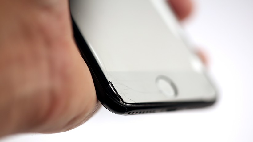 Nach einem Sturz ist zwar der Display-Schutz gebrochen, das iPhone selbst ist aber volkommen intakt. 