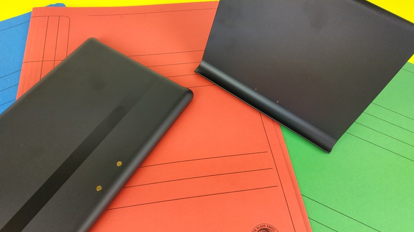 Zur Verbindung zwischen Show-Dock und Tablet gibt es spezielle Pins.