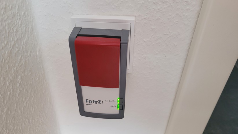 Die smarten Zwischenstecker von Fritzdect 210 und Fritzdect 200 kann man nur mit einer Fritzbox in Betrieb nehmen. Sie sind schon etwas älter und recht voluminös, sodass sie die Ladeports unserer USB-Steckdose verdecken.
