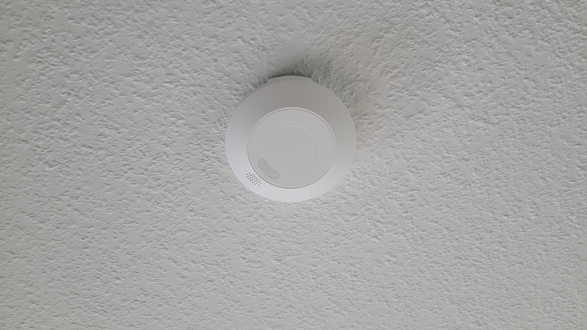 Der Tuya-Präsenzmelder MTG275 ist für die Montage an der Decke vorgesehen und benötigt einen 230-Volt-Anschluss.