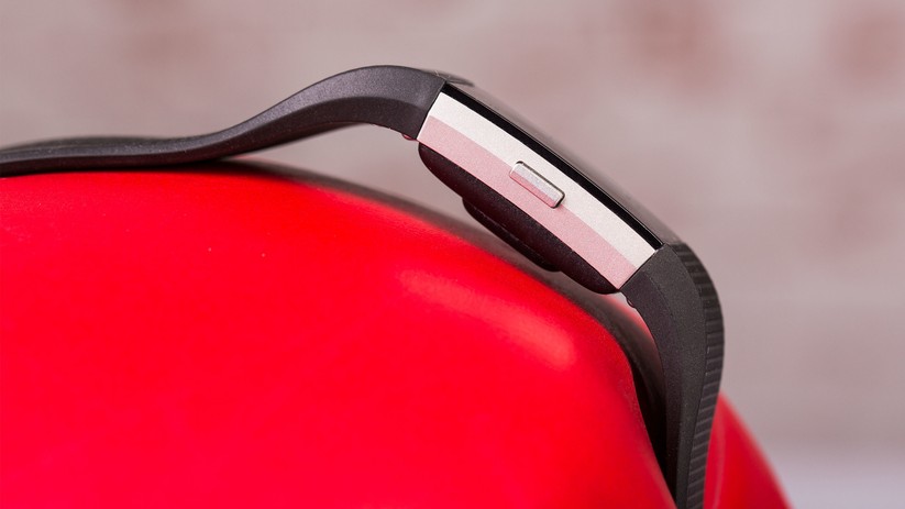 Die mechanische Taste links am Gehäuse dient zum Blättern durch die verschiedenen Homescreens. Ein langer Druck startet die Workouts und Entspannungseinheiten.