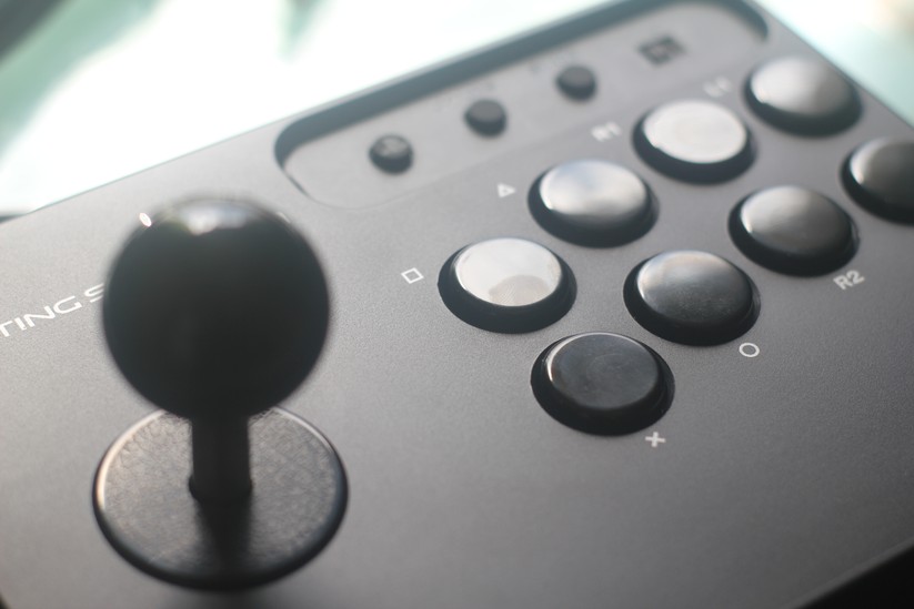 Das typische Layout eines Arcade Sticks. 