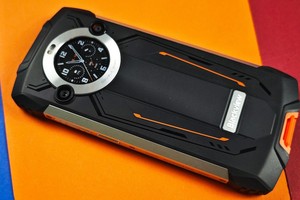  Outdoor-Handy mit Zweit-Display für nur 240 Euro