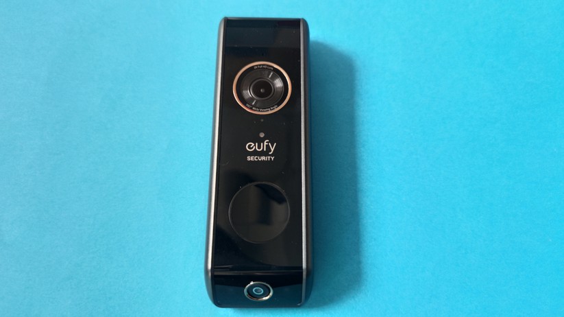 Eufy Video Doorbell Dual 2K: Zwei Kameras überwachen den Eingangsbereich.
