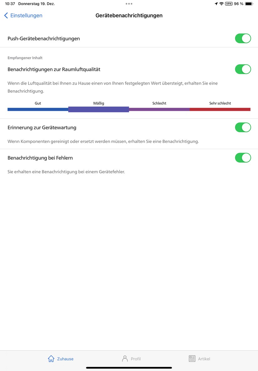 Mit der App Air+ können Anwender den Philips-Lufteiniger nicht nur einfach steuern und Zeitpläne anlegen. Sie bietet auch Informationen zur Funktionsweise des Geräts und zur Luftqualität. Außerdem integriert sie das Benutzerhandbuch und erläutert die Vorgehensweise für Reinigung und Austausch der Filter. 