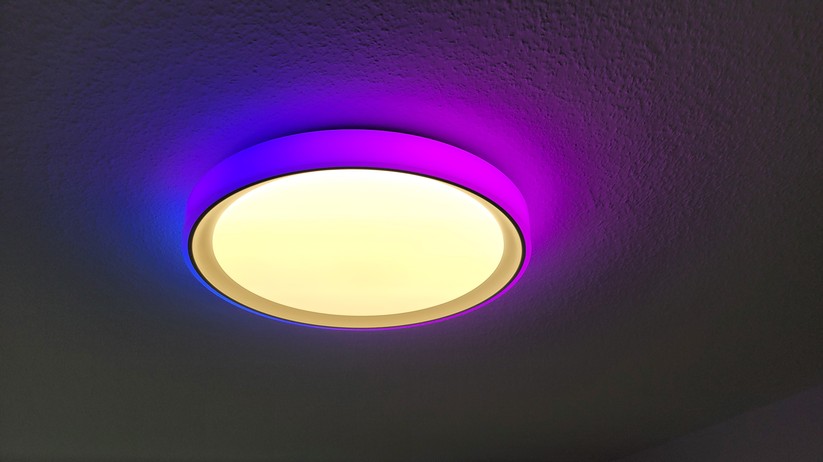 Die Aqara Deckenleuchte T1M funkt mit Zigbee und benötigt daher einen Hub. Sie ist außerdem kompatibel zu Homekit und Matter, sodass sie auch von anderen Smart-Home-Zentralen wie Apple Home, Samsung Smartthings, Homey Pro, Home Assistant, Google Home sowie Amazon Echo und Echo Hub steuern lässt. Die Hauptlampe mit einem Durchmesser von knapp 50 cm unterstützt eine Weißfarbton-Steuerung, während das umlaufende Seitenlicht dank RGBIC-Technik sehenswerte Animationen und Farbverläufe darstellen kann. Ihre LEDs sind hell genug, um einen Raum mit einer Größe von bis zu 25 m² zu beleuchten. Die maximale Leistungsaufnahme beträgt 25 Watt.  