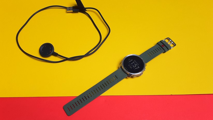 Das Ladegerät der Polar Grit X ist zugleich das Datenkabel für den Anschluss am Computer. 