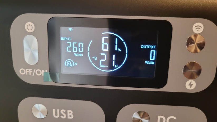  Balkonkraftwerk-Nutzer können mit der Sunbooster tagsüber Sonnenstrom speichern und diesen abends ins Stromnetz zur Versorgung von elektrischen Verbrauchern einspeisen. 
