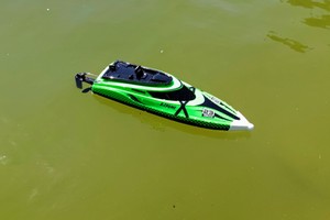  RC-Boot rast mit 45 km/h