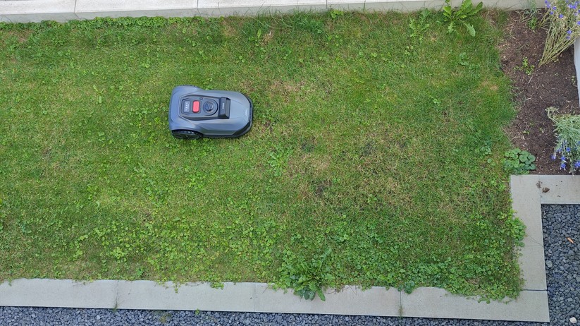 Natural Expression Performance 7: Kamerabasierter Mähroboter für Flächen bis 500 m² und einer Schnittbreite von 18 cm.
