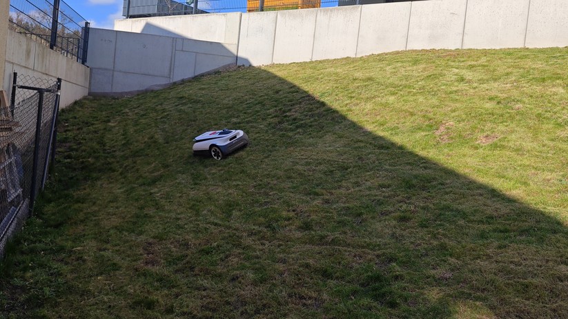  Dank eines Dual-Lidar-Navigationssystems kommt Ecovacs’ Spitzenmodell ohne Satellitennavigation und Begrenzungsdraht aus. 