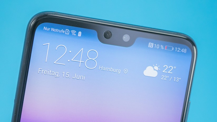 Das Display des Huawei P20 Pro hat eine Einkerbung. Darin wurden platziert: Kamera mit 24 Megapixel, Hörmuschel und Sensoren für Helligkeit und Nähe.