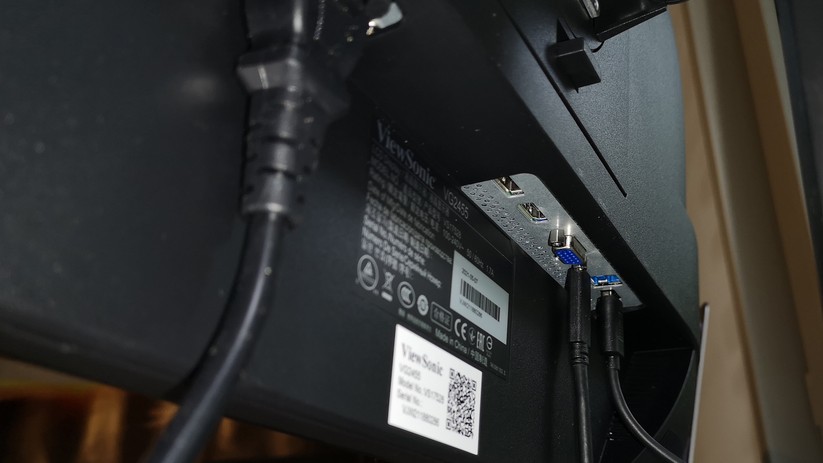 Neben dem USB-C-Kabel ist hier noch eine Tastatur angeschlossen. Der Netzwerkanschluss ist noch unbesetzt.