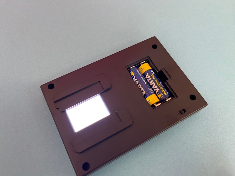 ... in der Bodenplatte des Gadgets befindet sich eine batteriebetriebene LED-Beleuchtung.