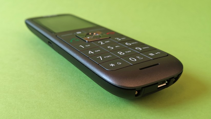 Auf der Unterseite sitzt der USB-Anschluß für die Verbindung zu PC und MAC.