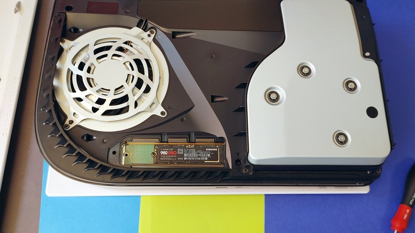NVMe vorsichtig anschrauben - und das war es schon. 