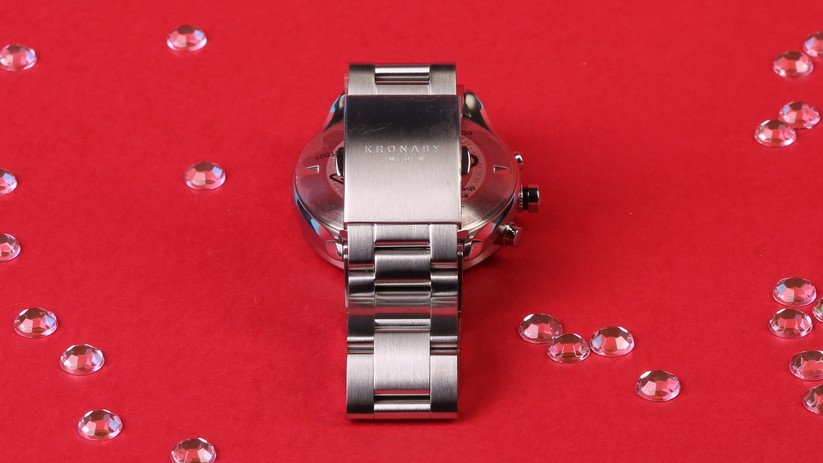 Neben Metallarmbändern stehen auch Varianten mit Lederamband zur Verfügung.