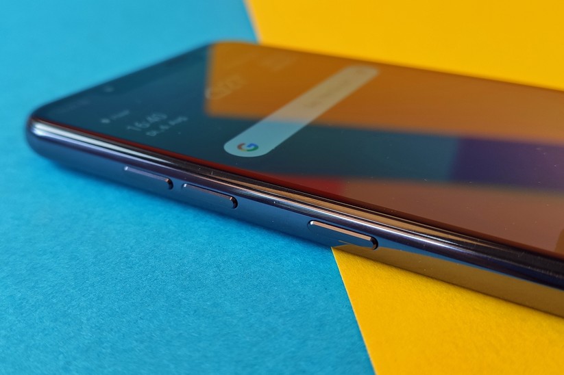 Dedizierte Taste für Sprach-Assistenten - zur Wahl stehen Google Assistant und Amazon Alexa.