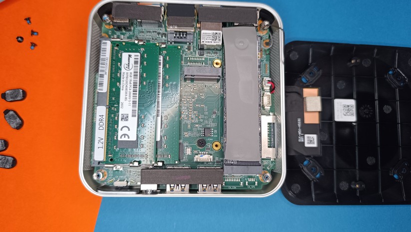 Geekom A5 Pro – Geöffnetes Gehäuse mit RAM & SSD