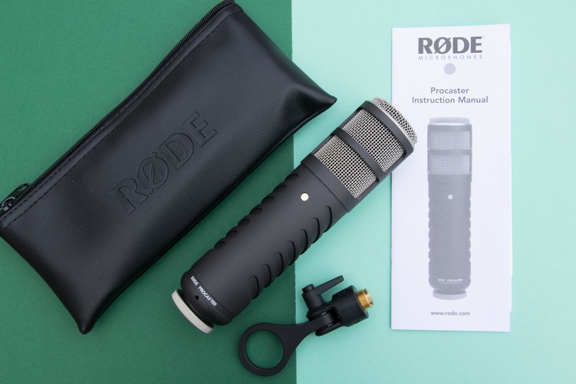 Der Lieferumfang des Røde Procasters besteht aus Mikrofon, Kunstledertasche und Stativgelenk.