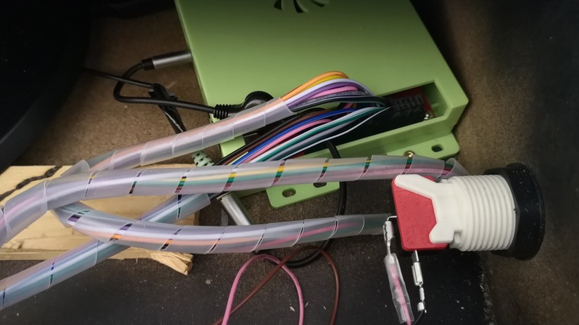 Arcade-Automaten im Retro-Look: Der Kabelstrang ist steckbar - Löten ist unnötig.