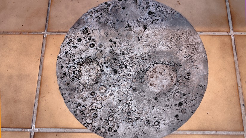 Für mehr Tiefe haben wir die Oberfläche mit einer Wash-Farbe behandelt – ist diese trocken, kann man die Kanten noch mit der Dry-Brush-Technik betonen.