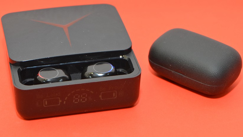 Die zusätzliche Powerbank-Funktion der TWS M90 (links) macht das Ladecase unnötig groß.