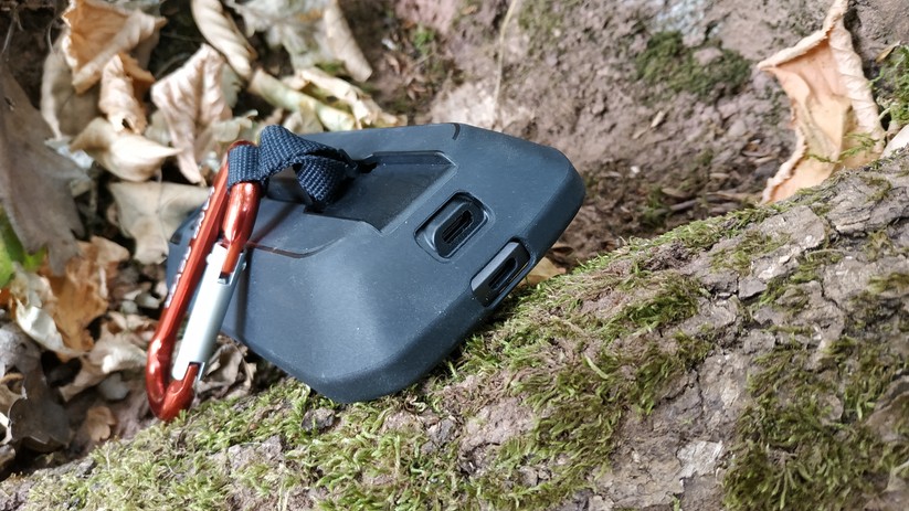 Sowohl das Smartphone als auch der Zweitakku haben einen USB-Typ-C-Anschluss.