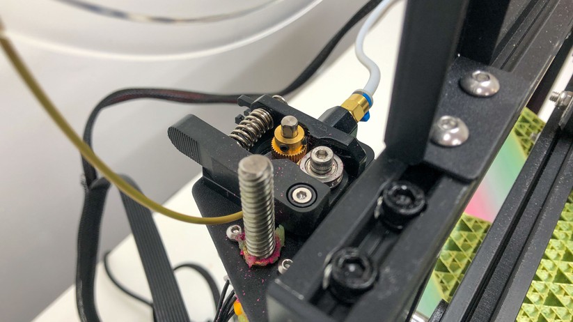 Der Spannmechanismus drückt das Filament mit Federkraft auf die Achse des Extrudermotors.