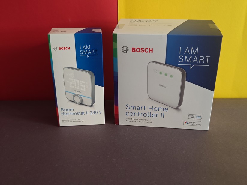 Das Bosch Raumthermostat II 230V nutzt zur Steuerung von Fußbodenheizungen die Zigbee-Funktechnik. Obwohl es damit grundsätzlich einen Hub benötigt, sind Anwender nicht auf das Bosch-Ökosystem festgelegt: Das Thermostat kann auch direkt in Home Assistant eingebunden werden.