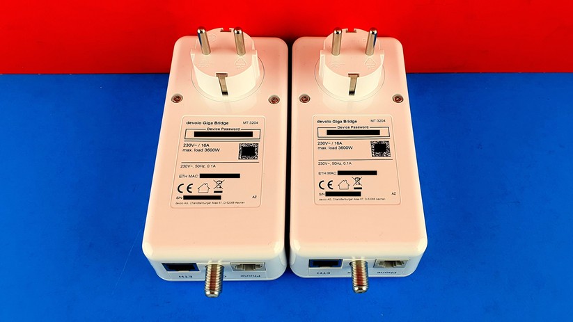 Devolo Giga Bridge:  Auf der Hinterseite der Adapter findet man technische Angaben wie Geräte-Passwort, Ethernet-MAC-Adresse, SerienNummer oder einen Hinweis, dass die 230-Volt-Durch-Steck-Dose mit maximal 3600 Watt belastet werden kann. Bild Harald Karcher