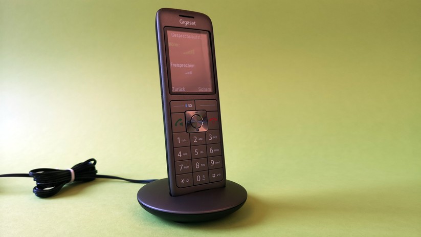 Das Design des Telefons ist modern und zweckmäßig.