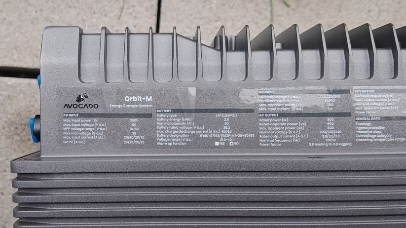 Balkonkraftwerk Priwatt Duo mit 900 Watt Solarleistung und Speicher Avocado Orbit M mit 2,11 kWh, vier MPPTs mit einer Eingangsleistung von bis zu 2600 Watt.
