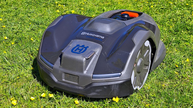 Husqvarna Automower 410XE Nera mit EPOS wirkt von vorn bullig