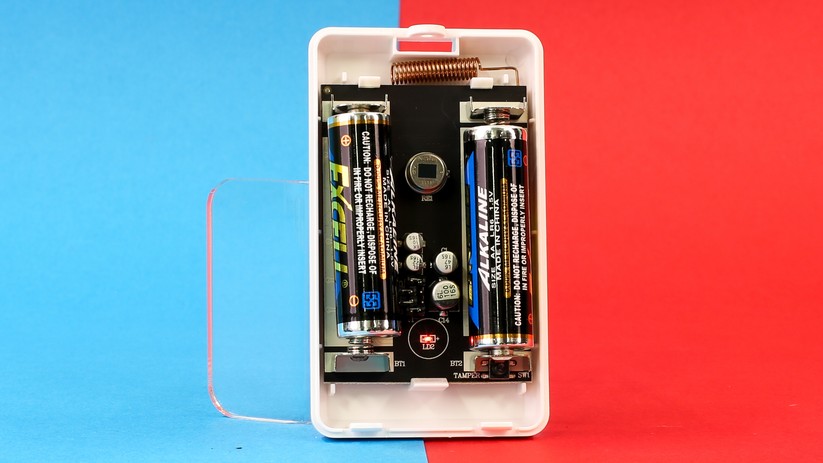 Im Inneren der Sensoren (hier im Bild: geöffneter Bewegungsmelder) gibt es mehrere Jumper, über die man mit Hilfe der Anleitung die verschiedenen Zonen einstellt. Komfortable Konfiguration per App samt Raumzuweisung bietet Taphome nicht.