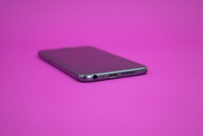 One A9: microUSB-Anschluss, Lautsprecher und Mikrofon