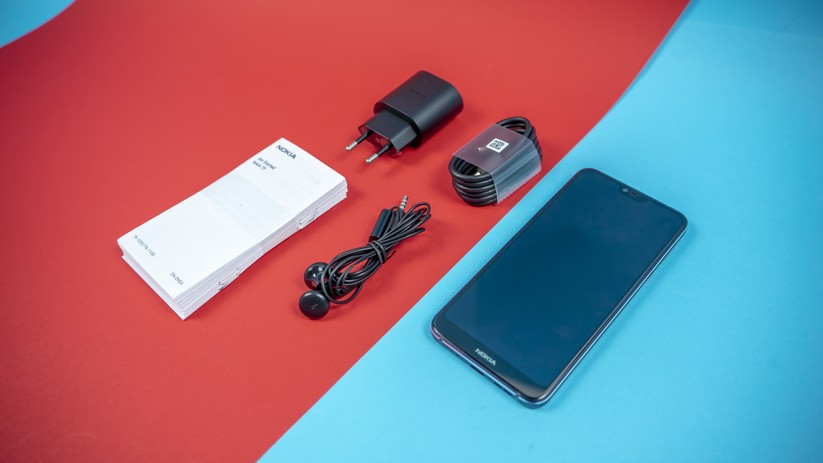 Lieferumfang des Nokia 7.1: Kopfhörer, Handy, Ladekabel, Netzgerät und Anleitung.