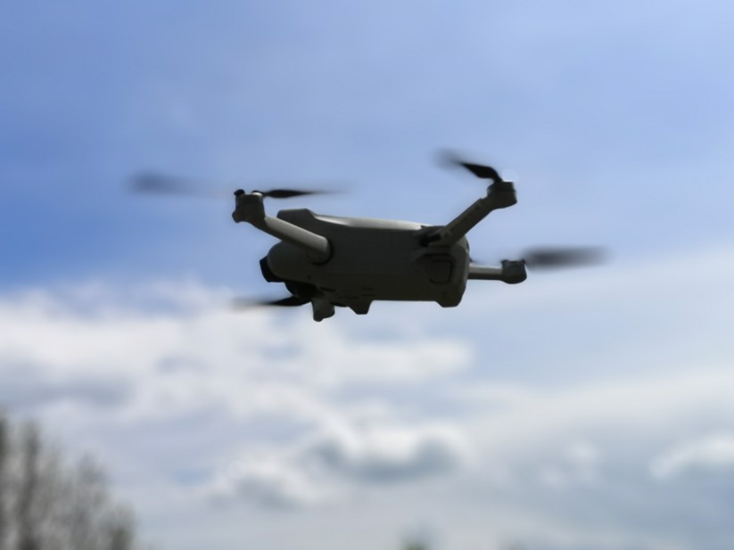 Die DJI Mini 3 Pro steht selbst bei Wind sehr ruhig in der Luft.