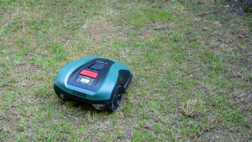 Unterwegs: Wie in der Anleitung beschrieben, haben wir den Rasen zunächst ganz kurz gemäht - schön sieht das nicht aus. Inzwischen ist das Gras aber deutlich voller. 