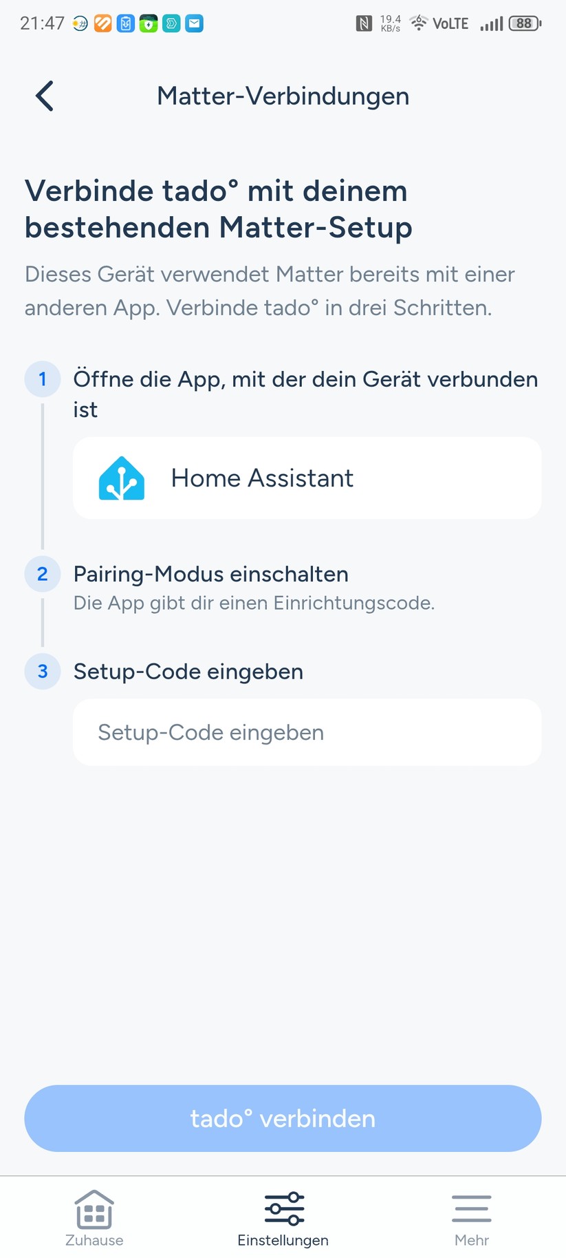 Die Tado-App erleichtert nicht nur die Inbetriebnahme mit zahlreichen Grafiken, sondern bietet auch eine einfache Bedienung, inklusive Erstellung von Heizplänen und liefert zudem detaillierte Informationen zum Heizbetrieb. Der volle Funktionsumfang steht allerdings nur mit einem kostenpflichtigen Abo zur Verfügung. Dafür muss man entweder 4 Euro monatlich oder 30 Euro jährlich bezahlen.