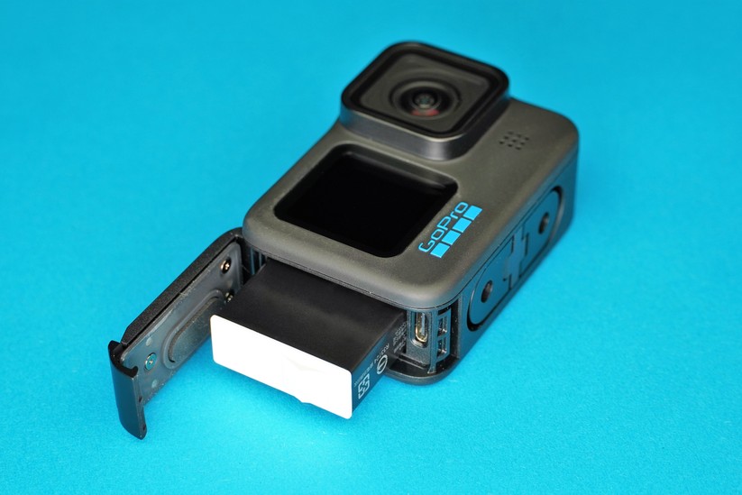 Gopro Hero11 Black: Seitlich unter einer Metallklappe sitzen der Akku, die Speicherkarte und der USB-C-Anschluss. 