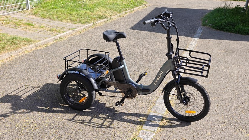 Mit einem Elektro-Dreirad, oft auch E-Trike genannt, bleibt man trotz körperlicher Beeinträchtigung mobil. Es kombiniert die Stabilität eines Dreirads mit der Kraft eines elektrischen Antriebs. Das Ergebnis: Einkäufe, Arztbesuche, Ausflüge oder der Weg zur Arbeit sind wieder eigenständig möglich – mit weniger körperlicher Belastung und mehr Standsicherheit als auf einem normalen Fahrrad.
