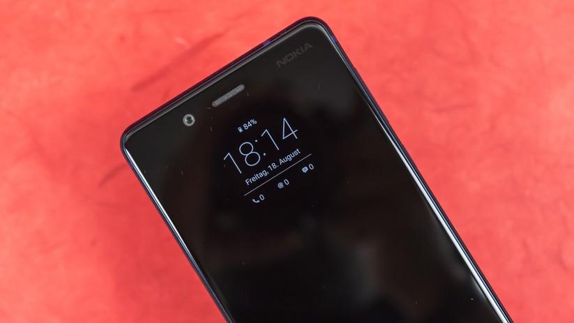 Dank der damals von Nokia entwickelten „Nokia ClearBlack"-Technologie kann auch HMD Global ein Always-on-screen auf Basis eines IPS-LCDs anbieten.