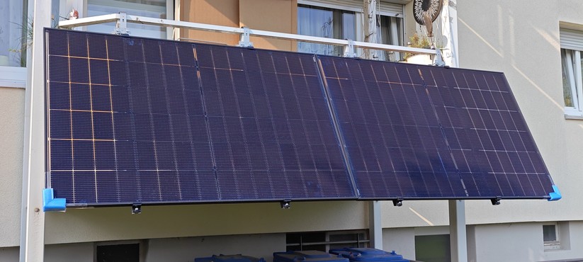 Selbst an kleinen Balkonen passen zwei Solarmodule.